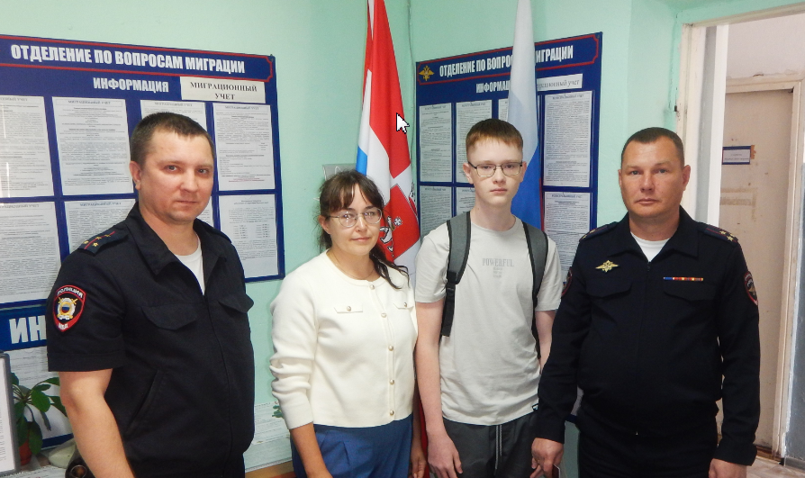 Полицейские и представитель общественного совета вручили первый паспорт 14-летнему жителю г. Александровска 1 сентября Полицейские и представитель общественного совета вручили первый паспорт 14-летнему жителю г. Александровска 1 сентября
