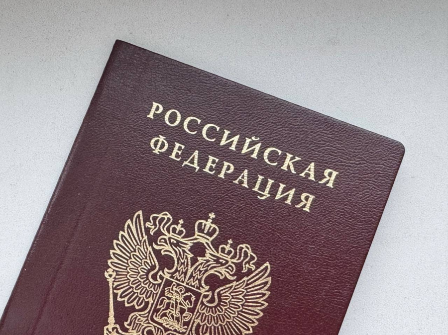 В День Государственного флага России десяти юным пермякам вручили паспорта