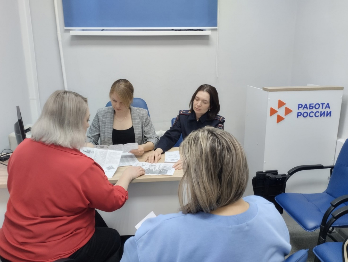 Полицейские Александровского муниципального округа приняли участие в "Ярмарке вакансий"