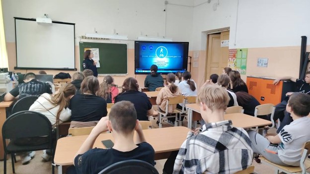 В преддверии летних каникул сотрудники Госавтоинспекции города Александровска провели профилактические занятия по соблюдению безопасности дорожного движения для учащихся МКОУ «ЯСОШИ» в п. Яйва В преддверии летних каникул сотрудники Госавтоинспекции города Александровска провели профилактические занятия по соблюдению безопасности дорожного движения для учащихся МКОУ «ЯСОШИ» в п. Яйва