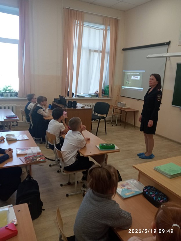 Сотрудники Госавтоинспекции Александровского муниципального округа провели серию информационно - профилактических занятий среди учащихся муниципальных образовательных учреждений Александровского муниципального округа в преддверии летних каникул Сотрудники Госавтоинспекции Александровского муниципального округа провели серию информационно - профилактических занятий среди учащихся муниципальных образовательных учреждений Александровского муниципального округа в преддверии летних каникул