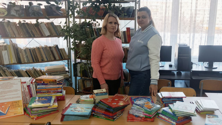Волонтёры Почты Пермского края передали более 80 книг школьной библиотеке