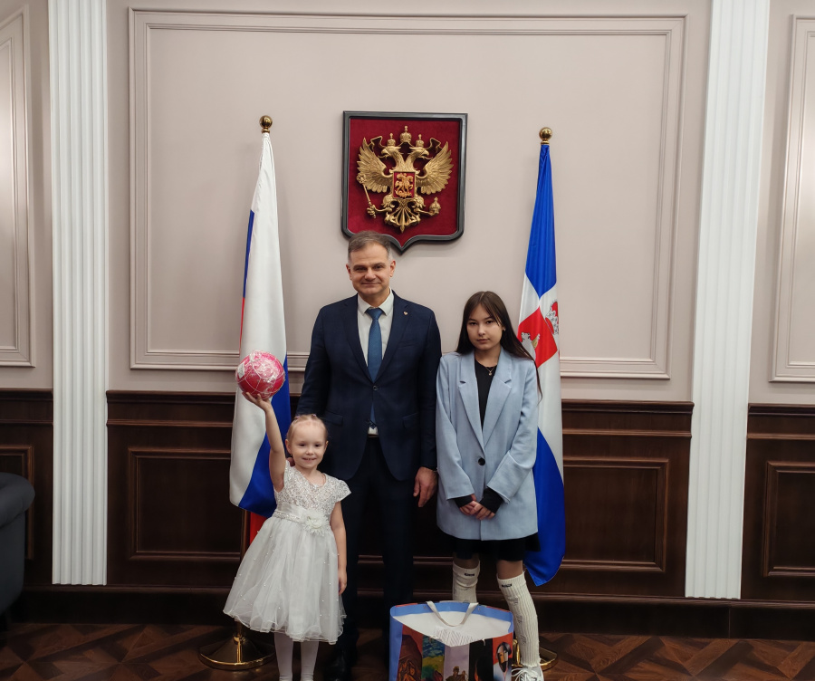 Главный федеральный инспектор по Пермскому краю вручил детям подарки в рамках акции «Елка желаний» Главный федеральный инспектор по Пермскому краю вручил детям подарки в рамках акции «Елка желаний»