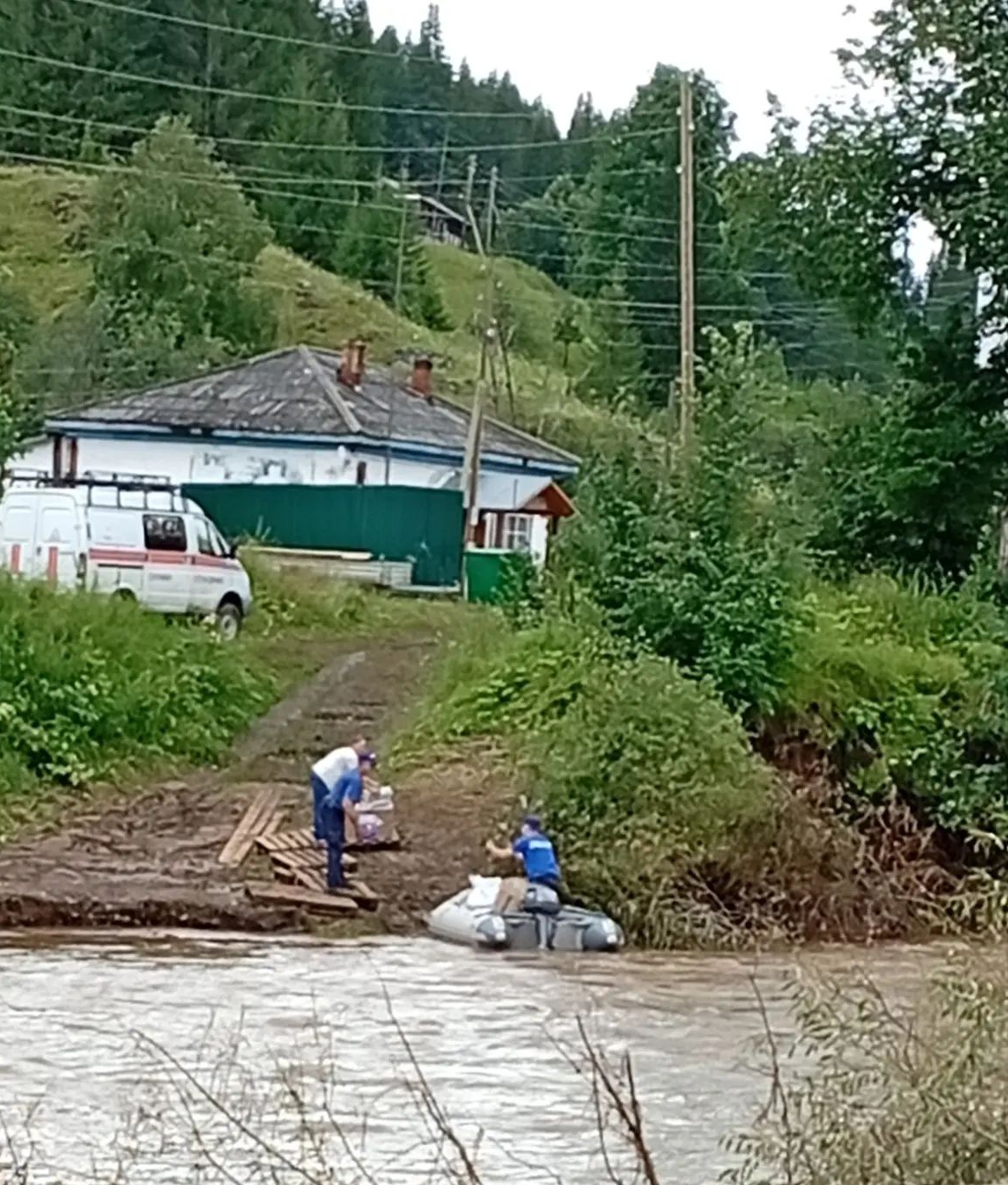 Почта доставляет пенсии в отрезанное дождями село Кын на лодке