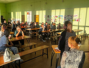Сотрудники полиции Александровского муниципального округа приняли участие в родительских собраниях, посвященных началу учебного года